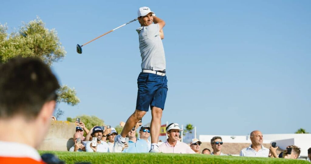 Saque de honor de Rafa Nadal en la Gasol Foundation Golf Invitational desde un búnker guerra civil
