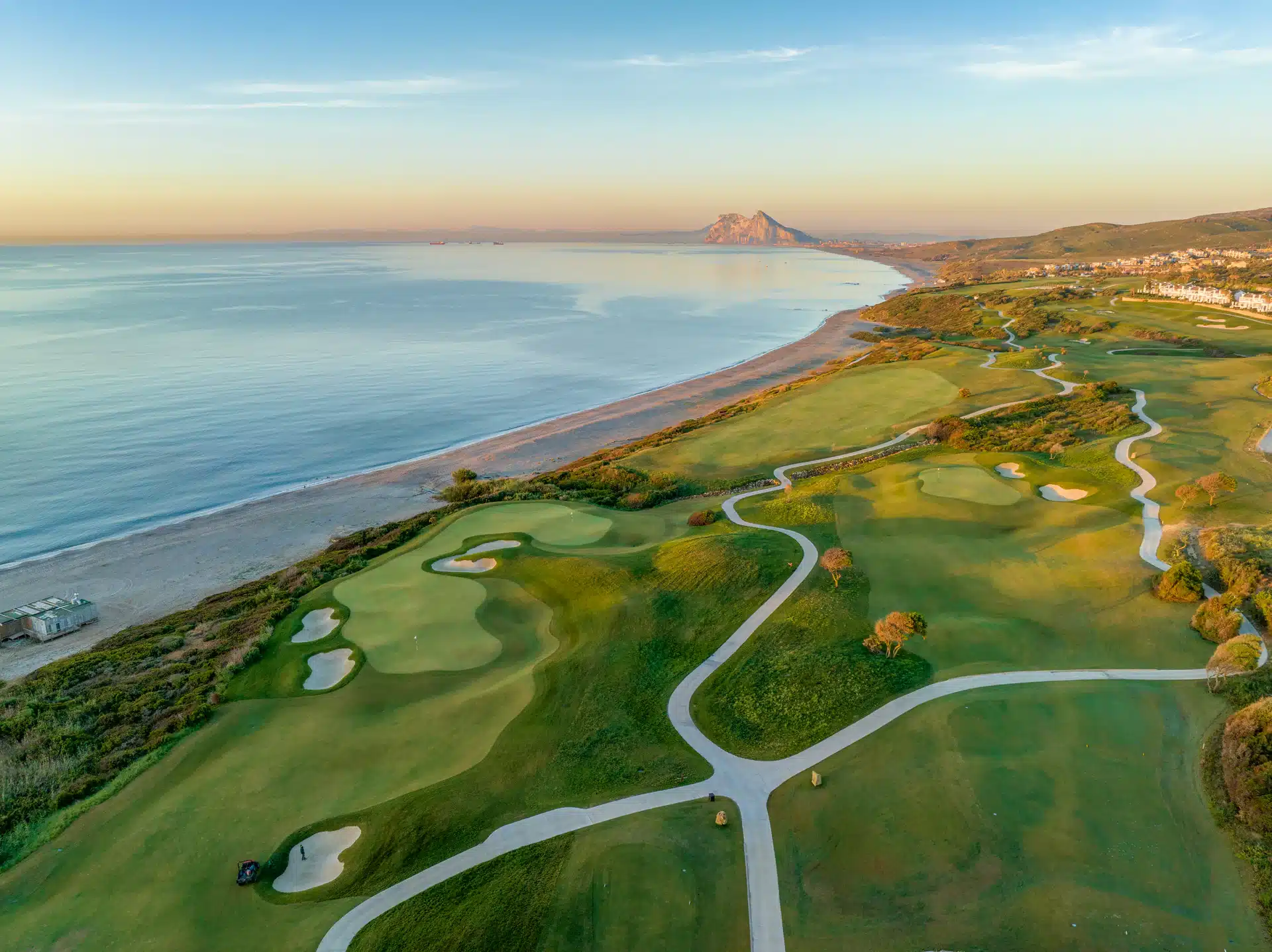 Vista campo Links con Peñon Gibraltar al fondo al atardecer - La Hacienda Links Golf Resort